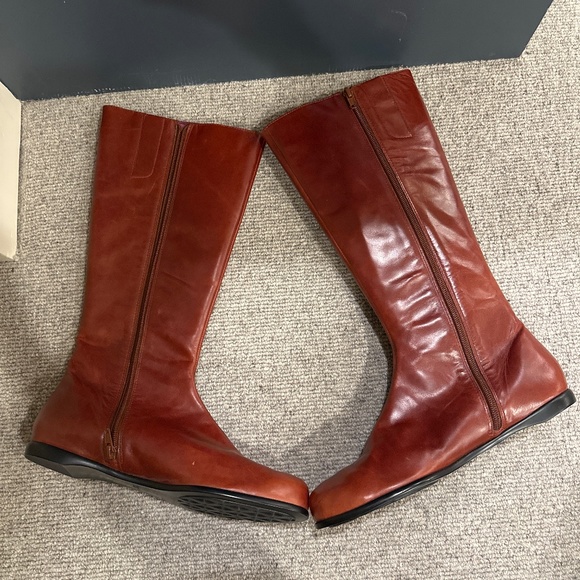 NWT 👢TARYN WOMENS HELIUM TALL BOOT IN BRANDY COLOR SIZE 9.5 WITH SIDE ZIPPERS - Picture 6 of 16